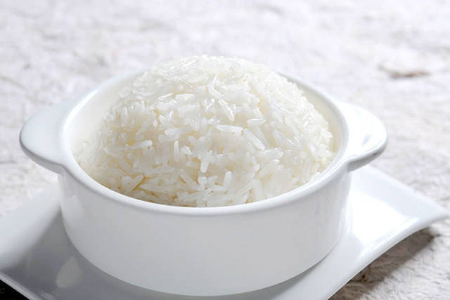 煮米饭，除了加水外，再加点“它”，蒸出的米饭又软又糯！